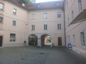 Der Innenhof mit dem Tor. 