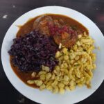 Hirschgulasch mit Spätzle und Blaukraut.